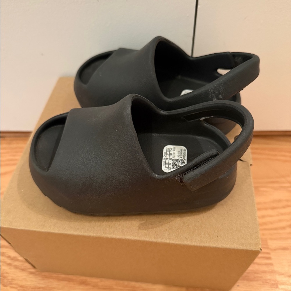 Yeezy Slides - Picture 2 of 9